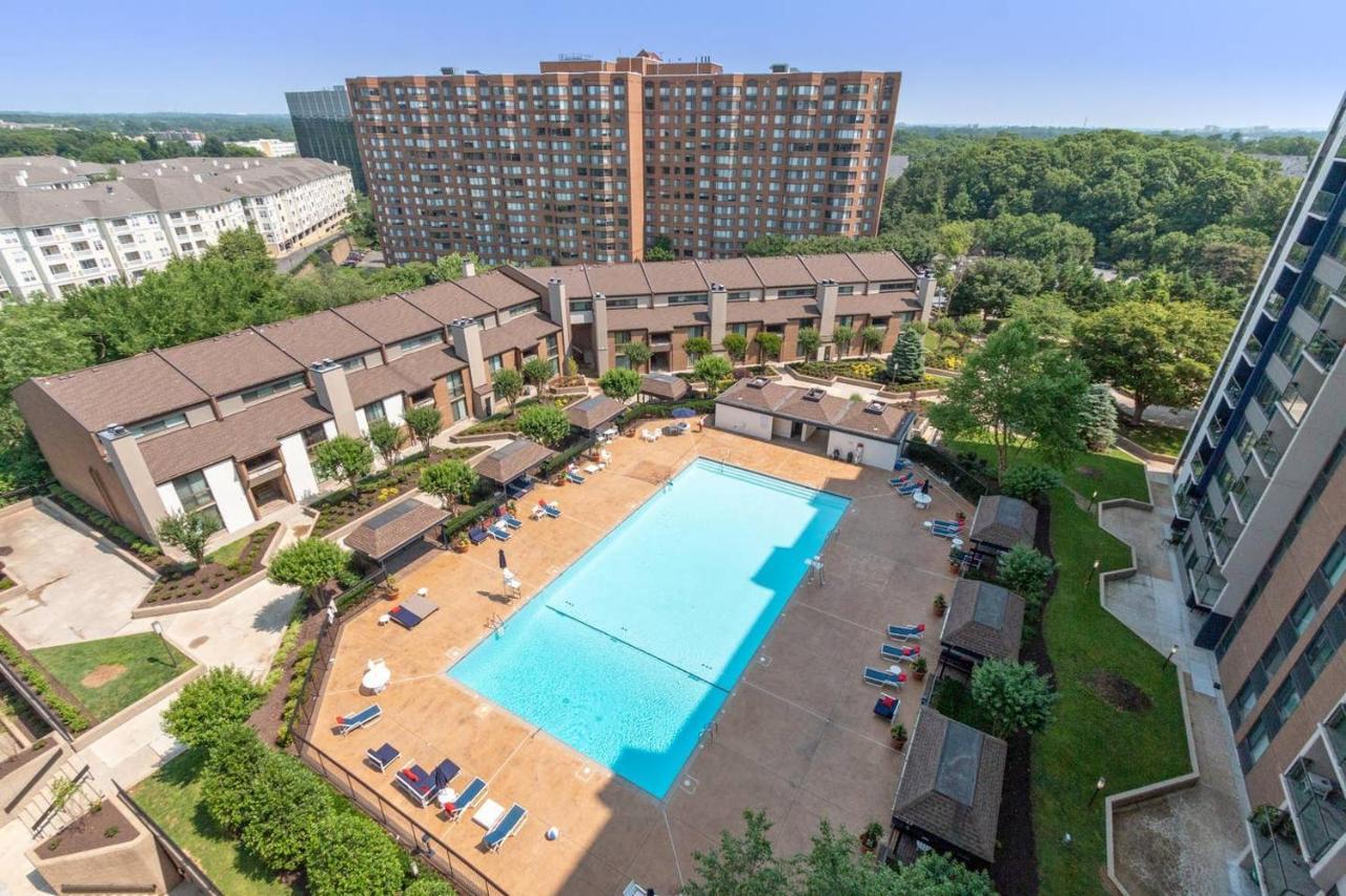 Modern Apartment Just Outside Dc + Gym + Pool Alexandria Exterior photo